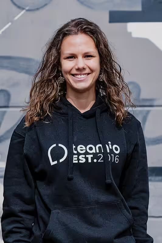 Lachende Frau mit Tean.io-Hoodie