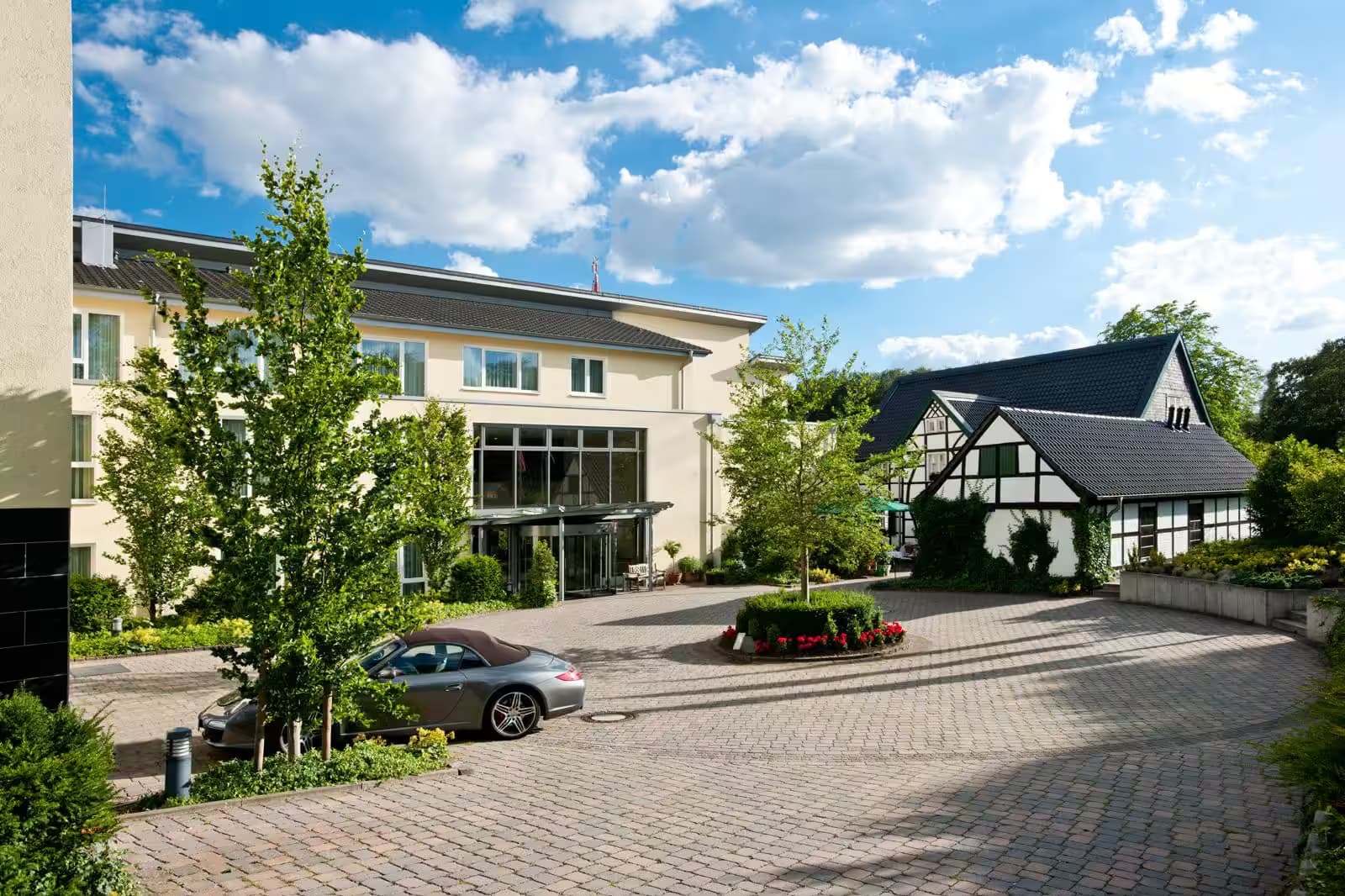 Außenansicht Einfahrt Ramada Hotel Düsseldorf Ratingen