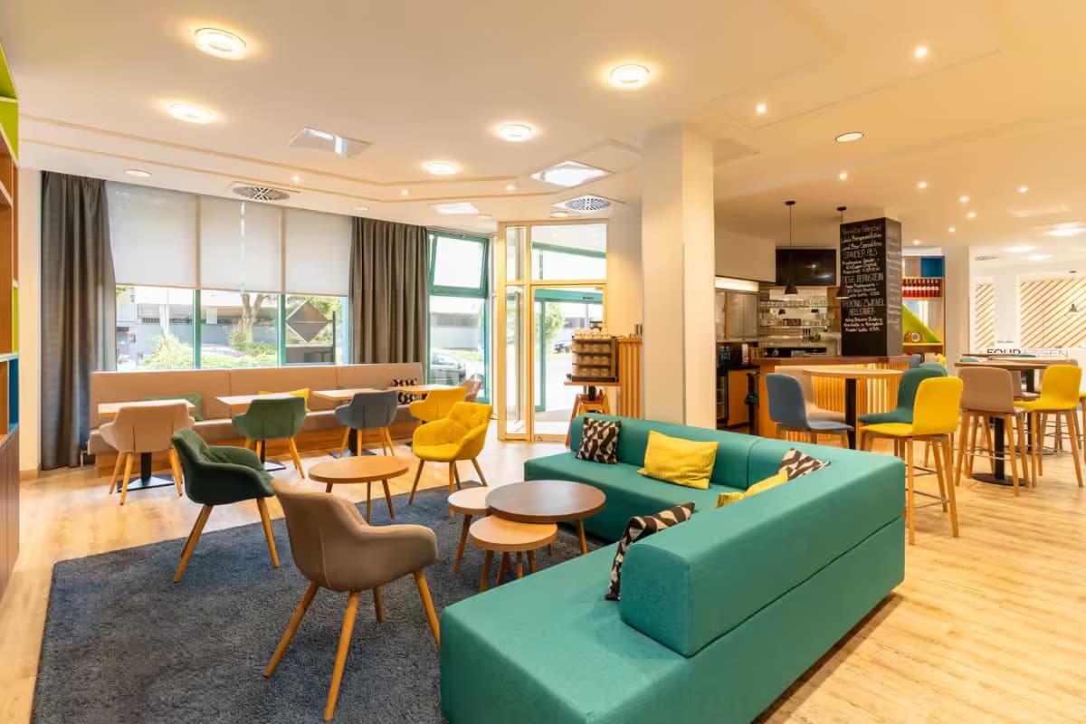 FOUR Essen City Centre Lobby mit bunten Möbeln und Bar