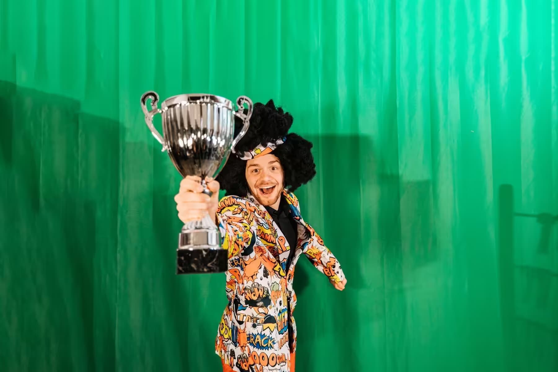 Online quiz show for teams