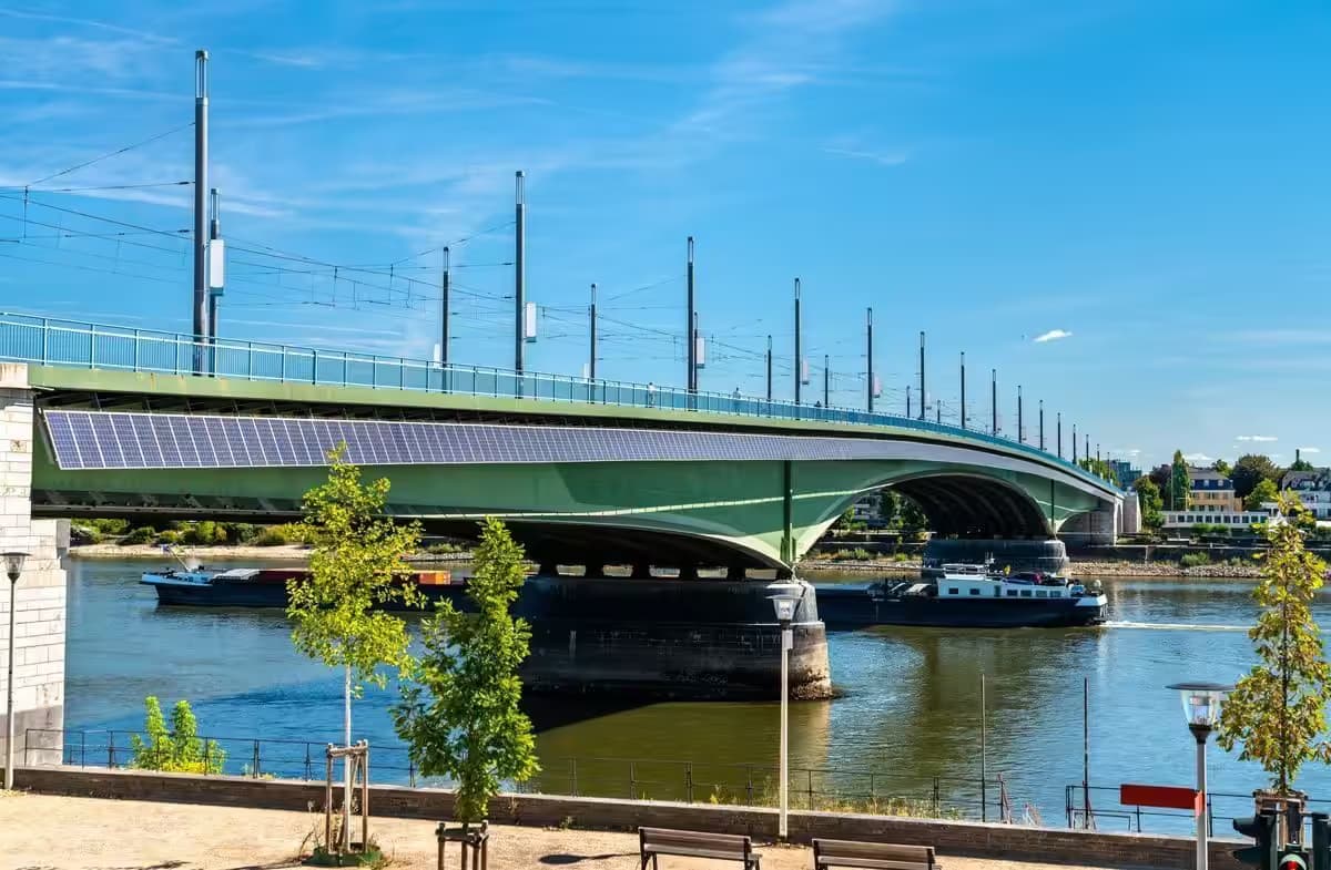 Brücke in Bonn mit durchfahrendem Schiff auf dem Fluss