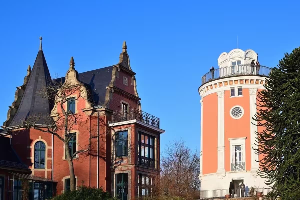 Zwei historische Gebäude im Sonnenschein