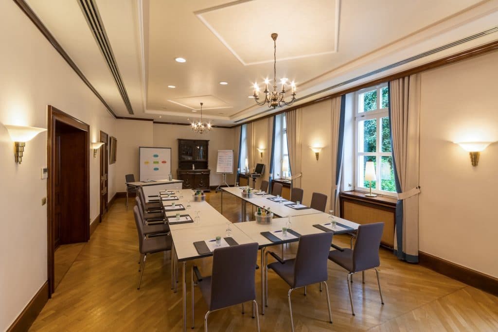 Meeting room at the Parkhotel Engelsburg with a shared conference table
