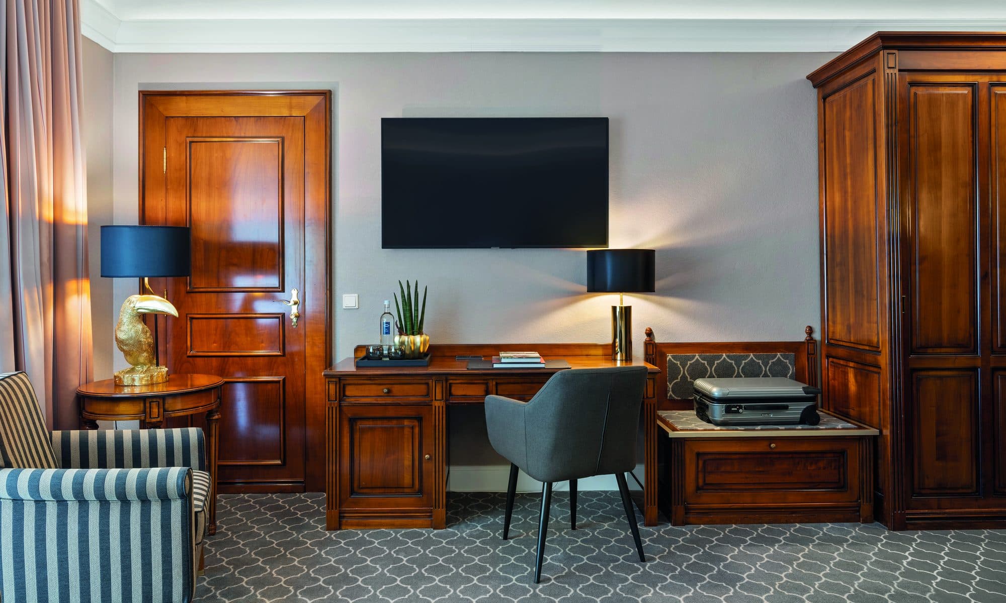 Hotel room at the Parkhotel Engelsburg with a desk and television