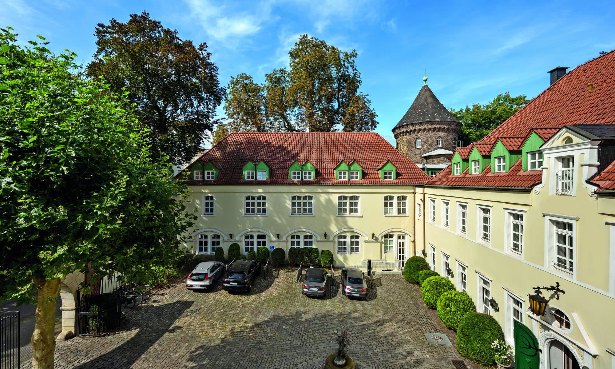 Historic building façade and courtyard at the Parkhotel Engelsburg