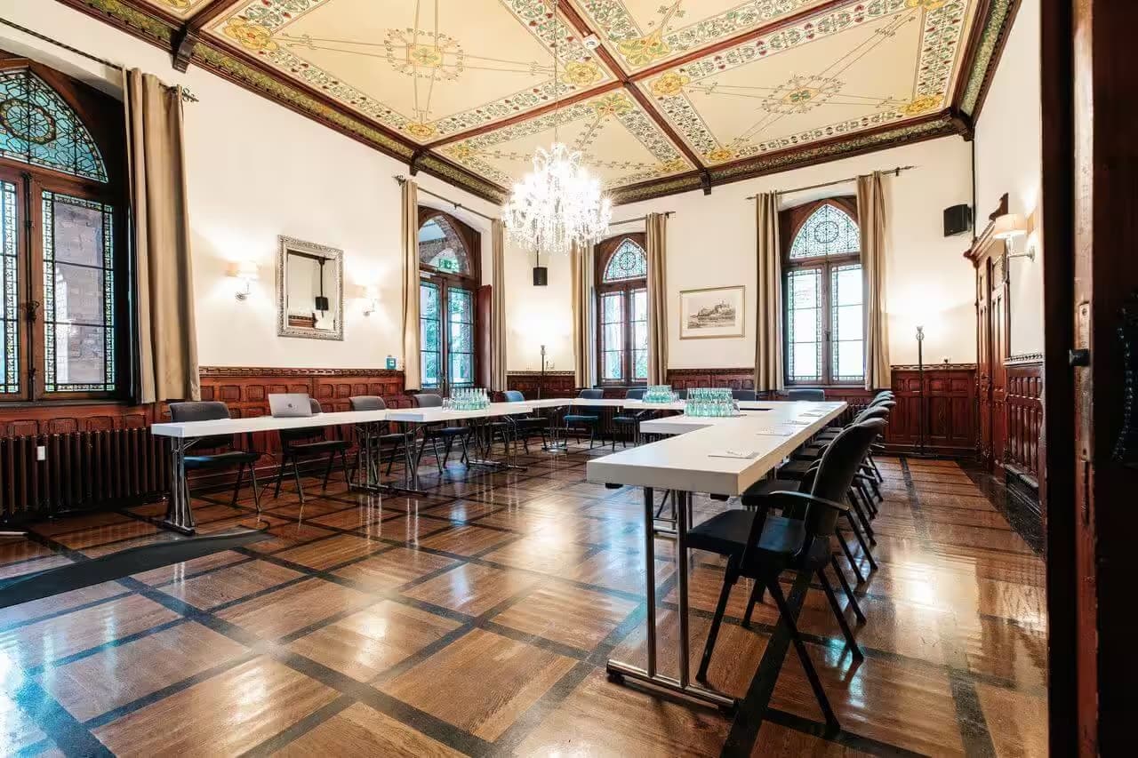Historischer Veranstaltungsraum mit dekorativem Deckenmuster