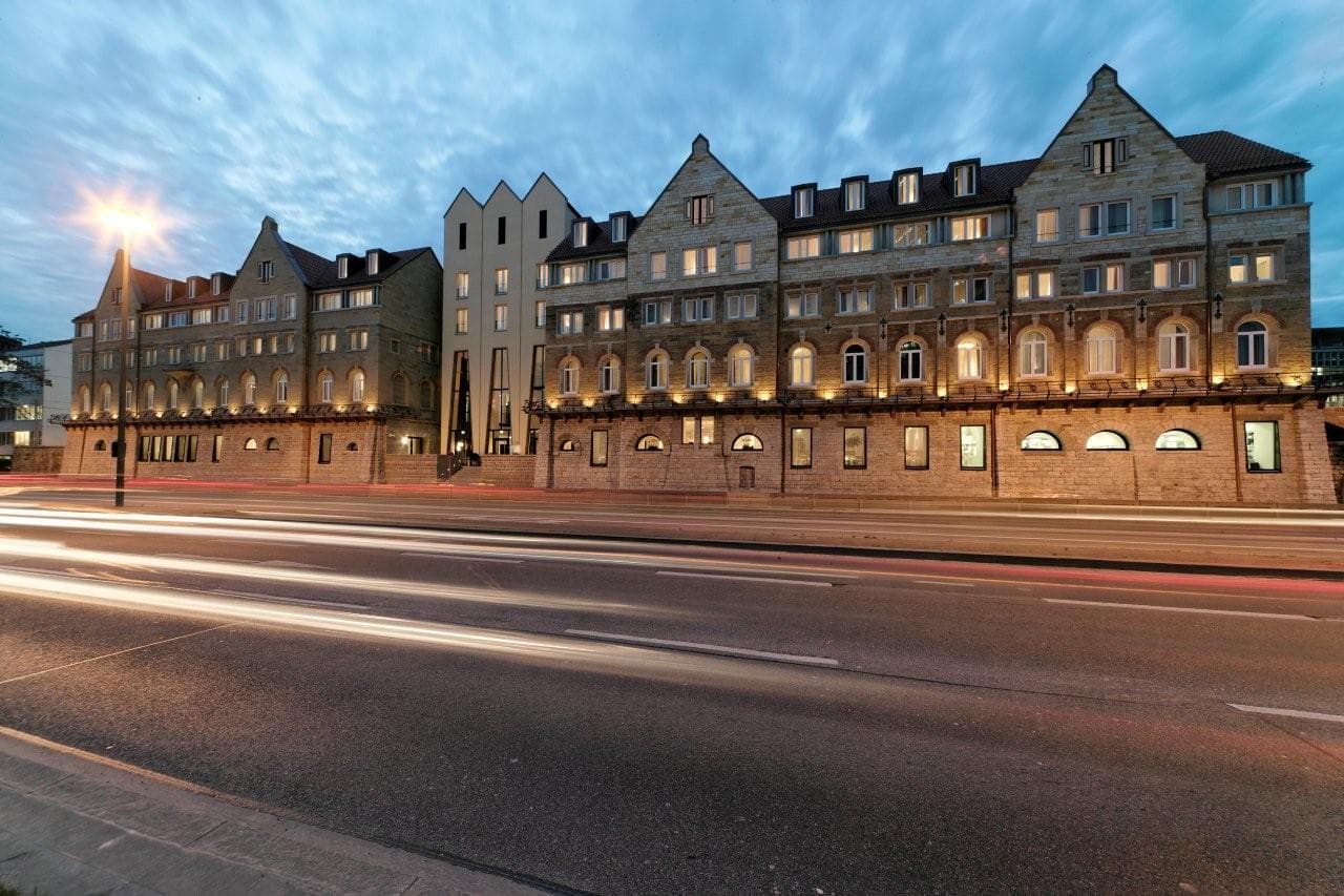 Außenansicht des ARCOTEL Camino in Stuttgart am Abend