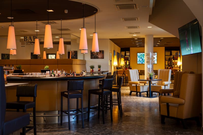 Bar im ARCOTEL Camino mit Theke und Sitzplätzen