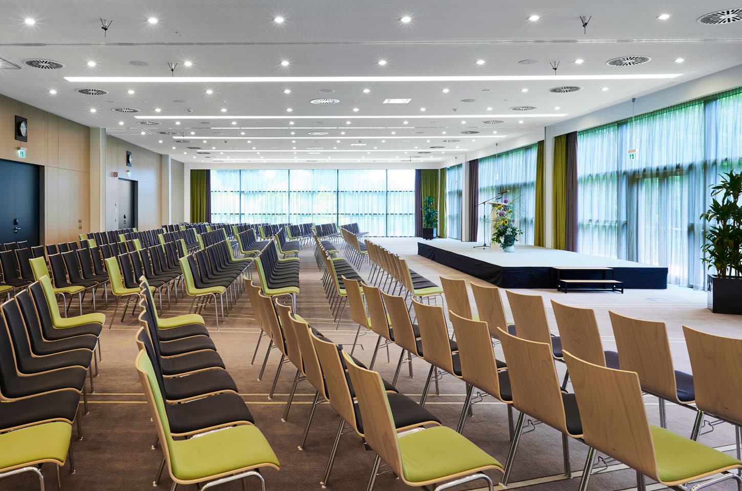 Tagungsraum im ATLANTIC Congress Hotel Essen mit Reihenbestuhlung