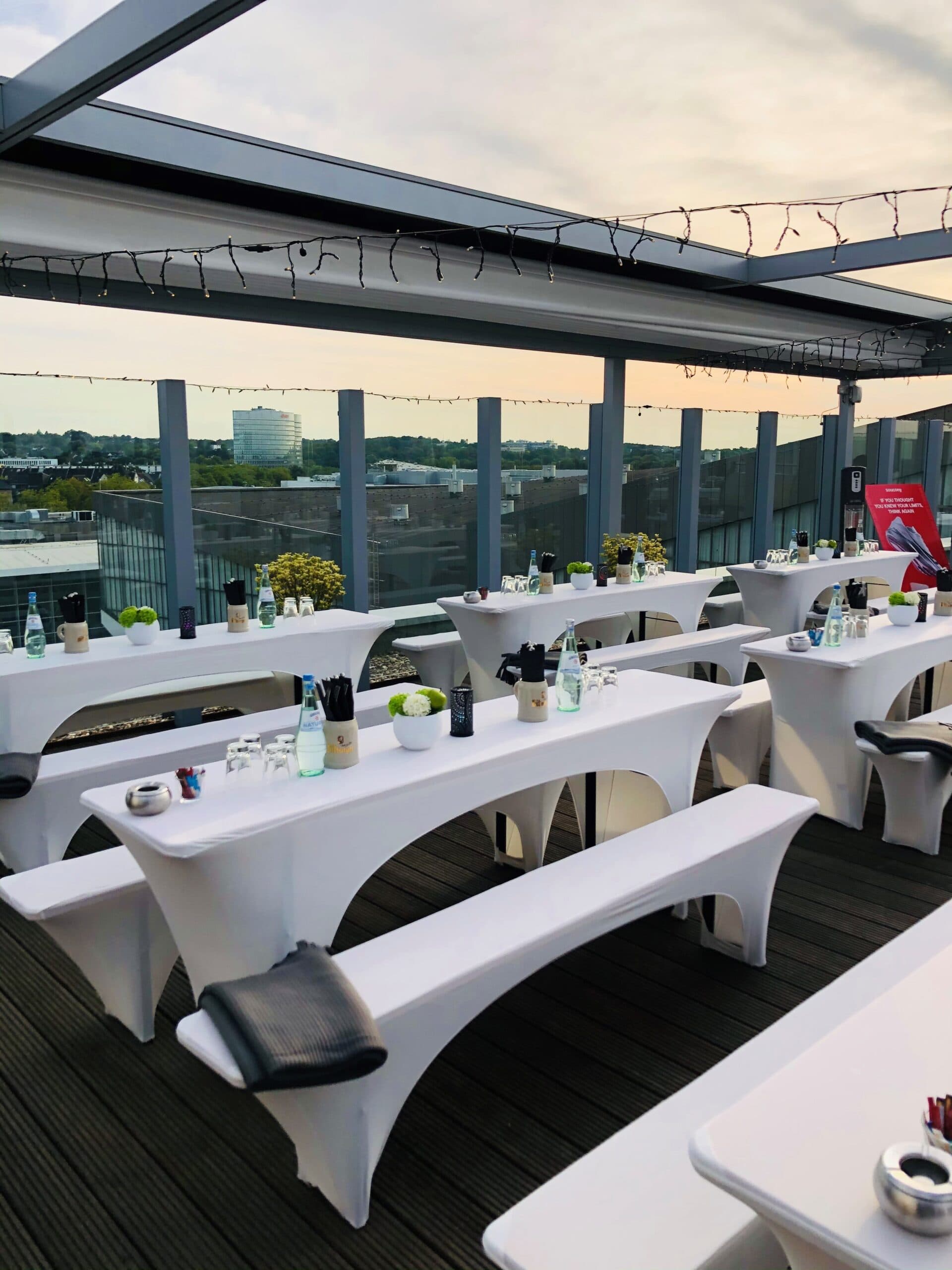 Überdachte Terrasse im ATLANTIC Congress Hotel Essen mit gedeckten Tischen