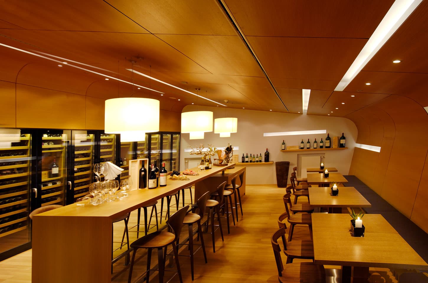 Vinothek im ATLANTIC Congress Hotel Essen mit langem Verkostungstisch