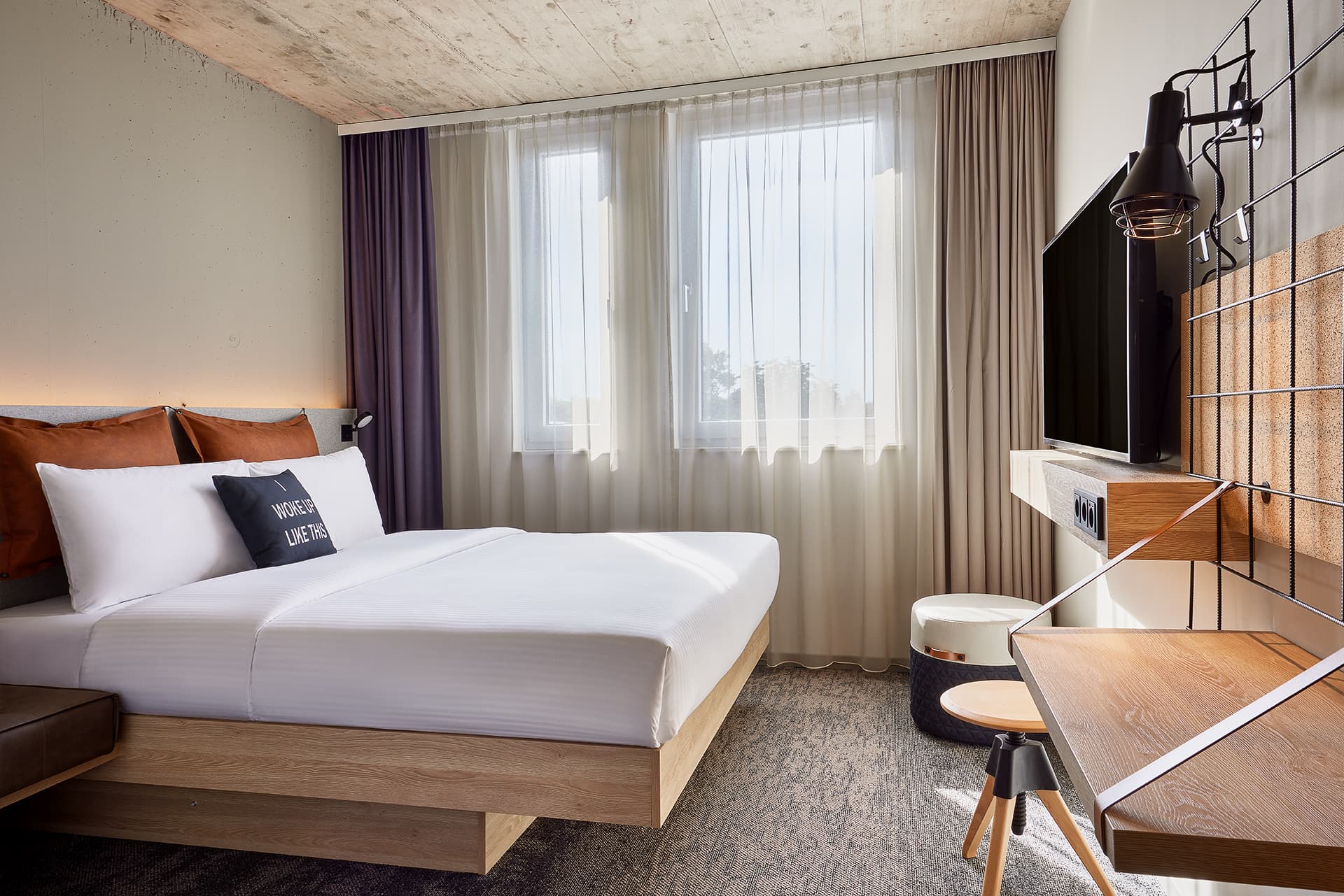 Hotelzimmer im Moxy Hotel Karlsruhe mit Doppelbett