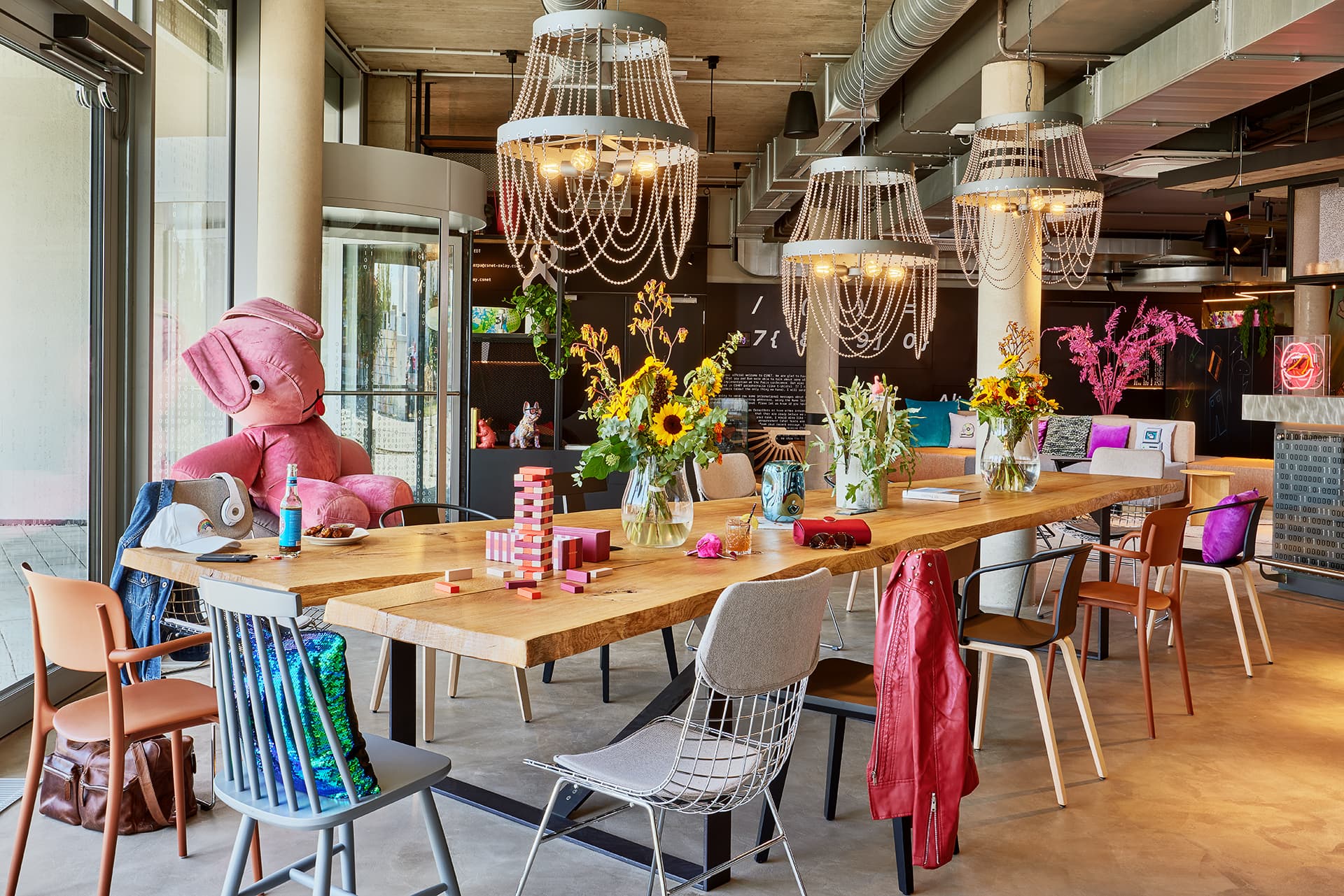 Großer Gemeinschaftstisch im Moxy Hotel Karlsruhe