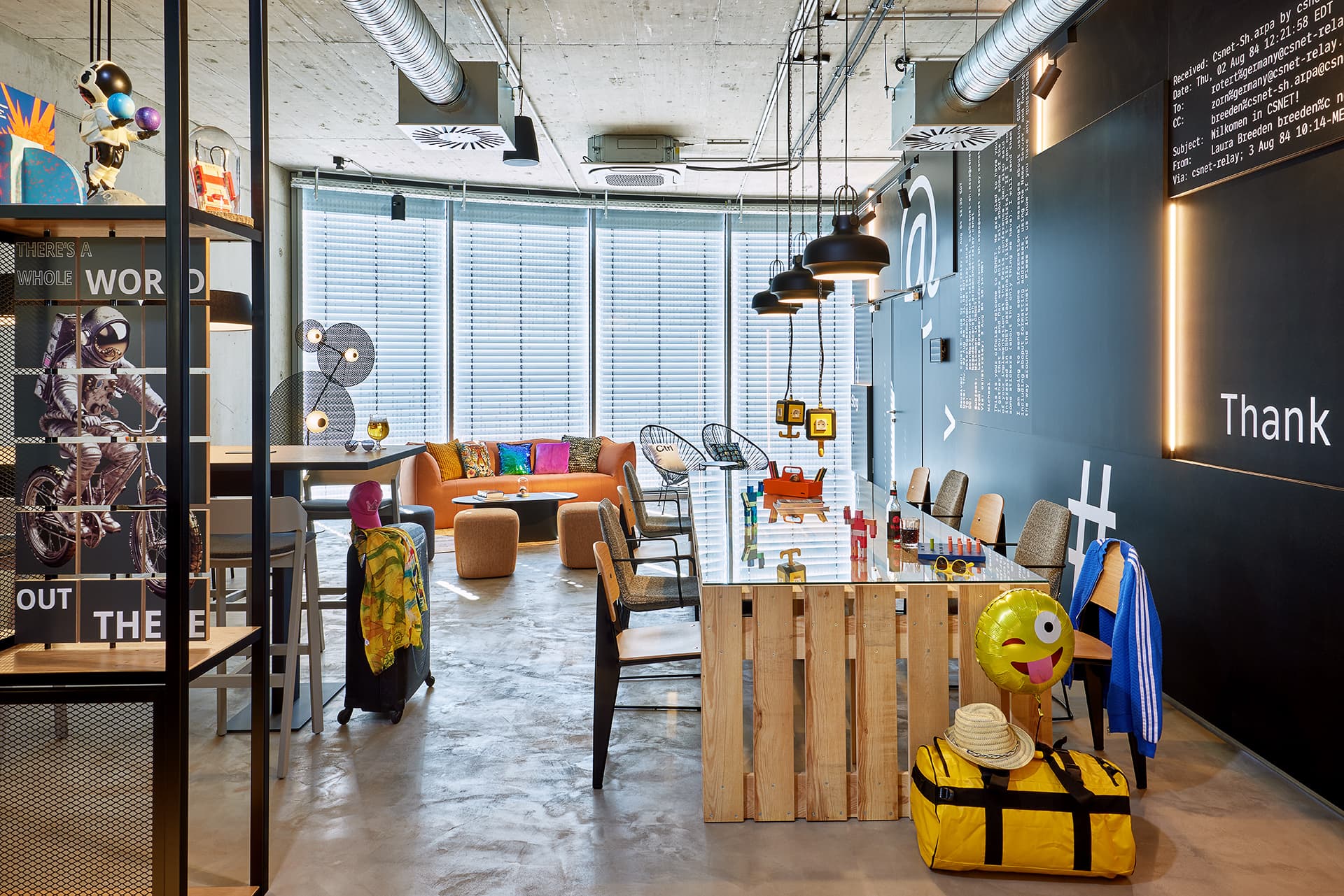 Offener Lounge- und Barbereich im Moxy Hotel Karlsruhe