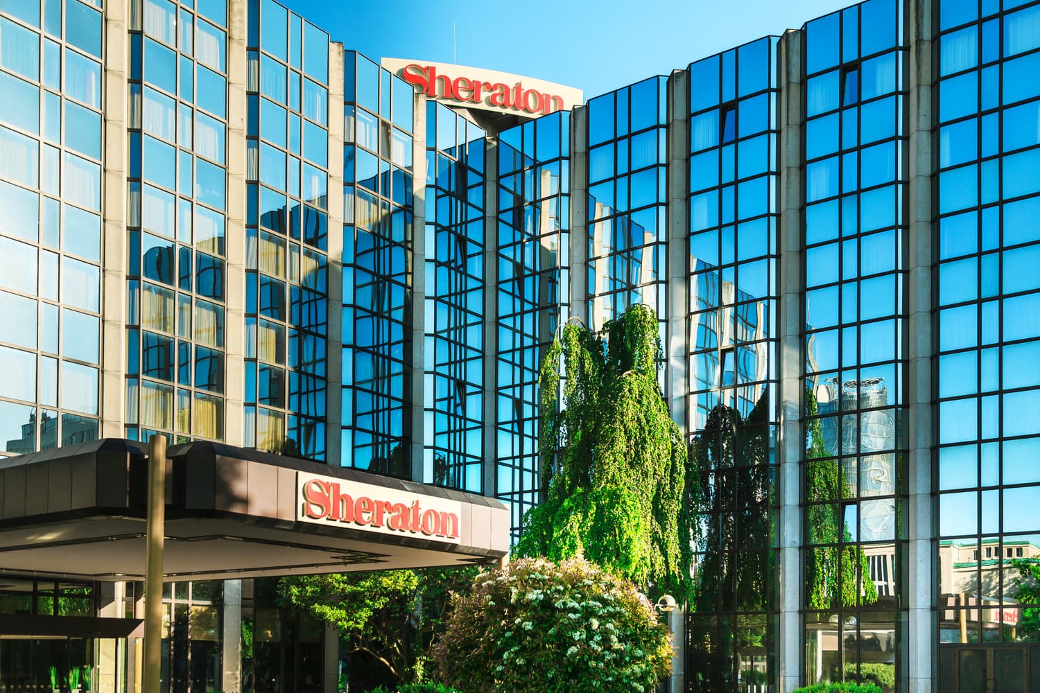 Eingangsbereich des Sheraton Essen Hotels mit verglaster Fassade