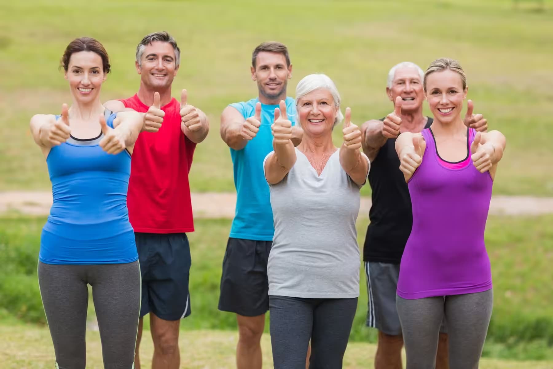 Die Gruppe zeigt nach dem gemeinsamen Fitnesstraining den Daumen nach oben