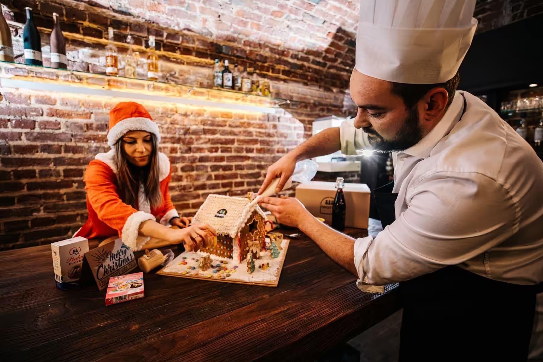 Backen mit Kollegen auf der Firmen Weihnachtsfeier
