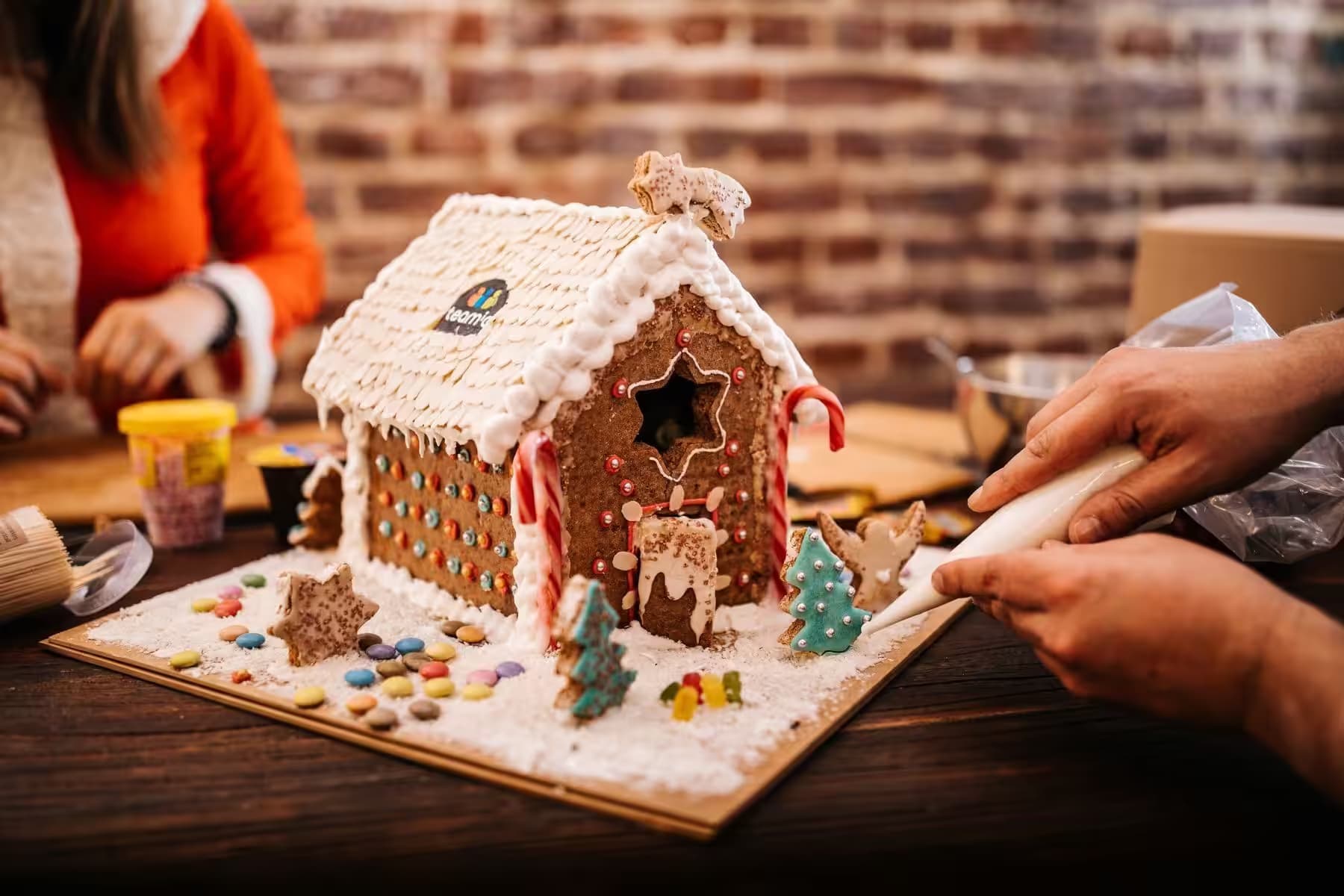 Backen mit Kollegen auf der Firmen Weihnachtsfeier