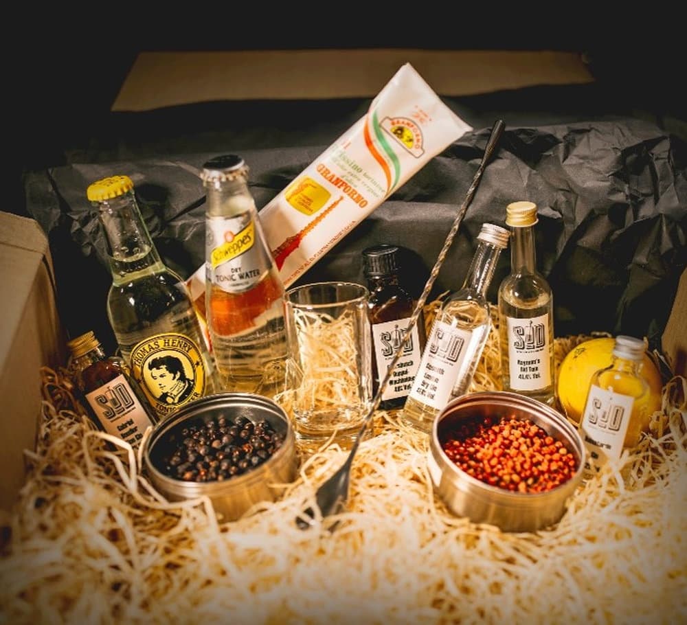 Event box containing drinks, spices and glasses for a group tasting