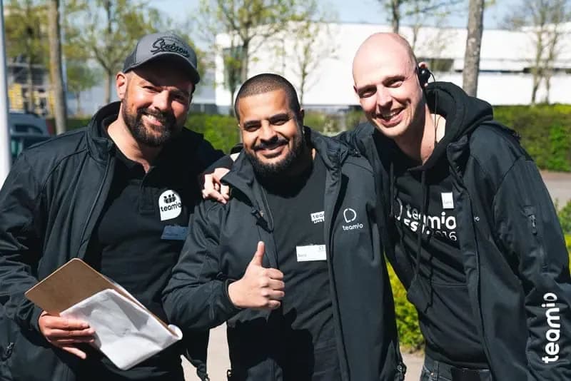 Drei Mitglieder des teamio-Eventteams beim Einsatz im Freien