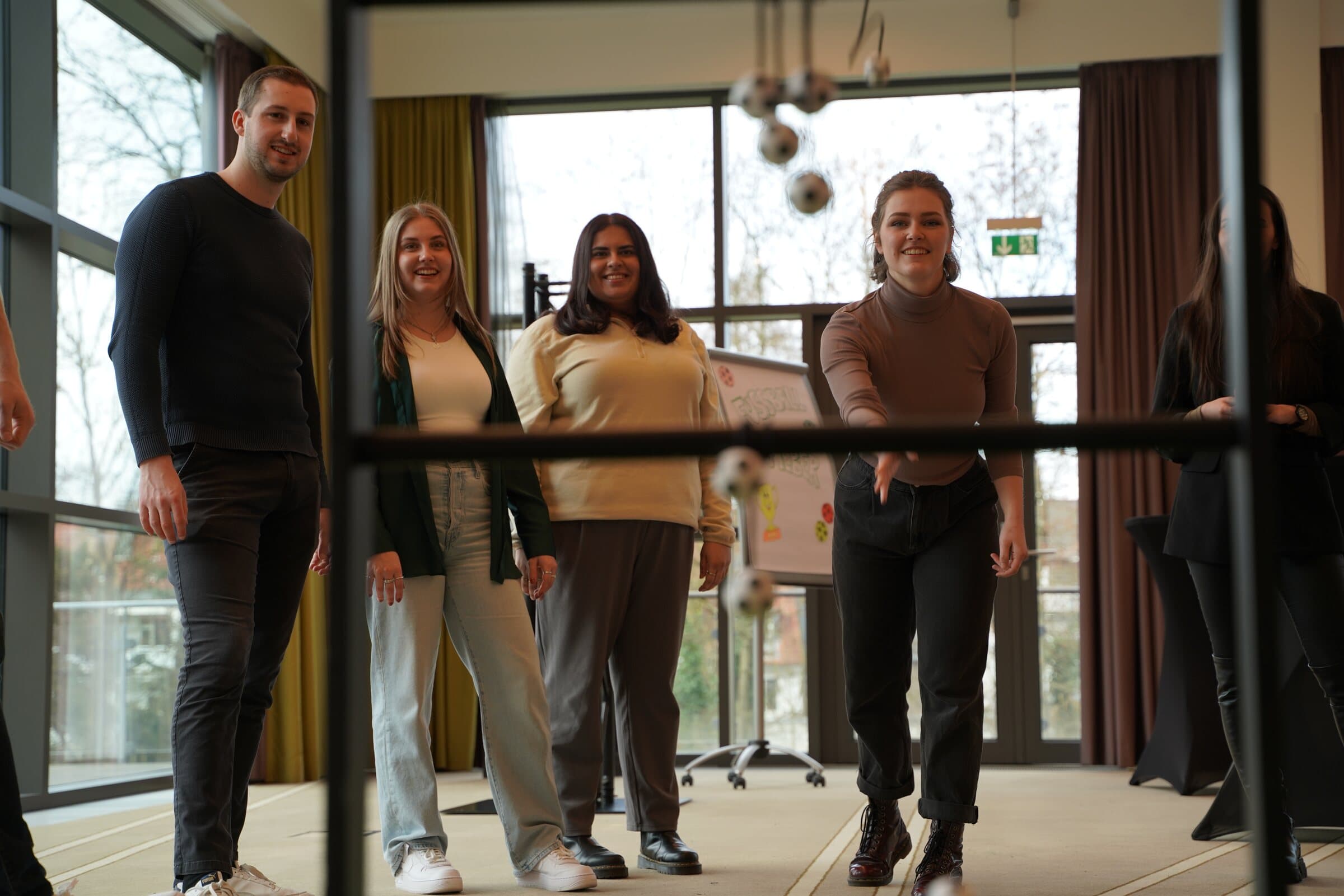 Gruppe verfolgt gespannt einen Wurf beim Soccer-Toss