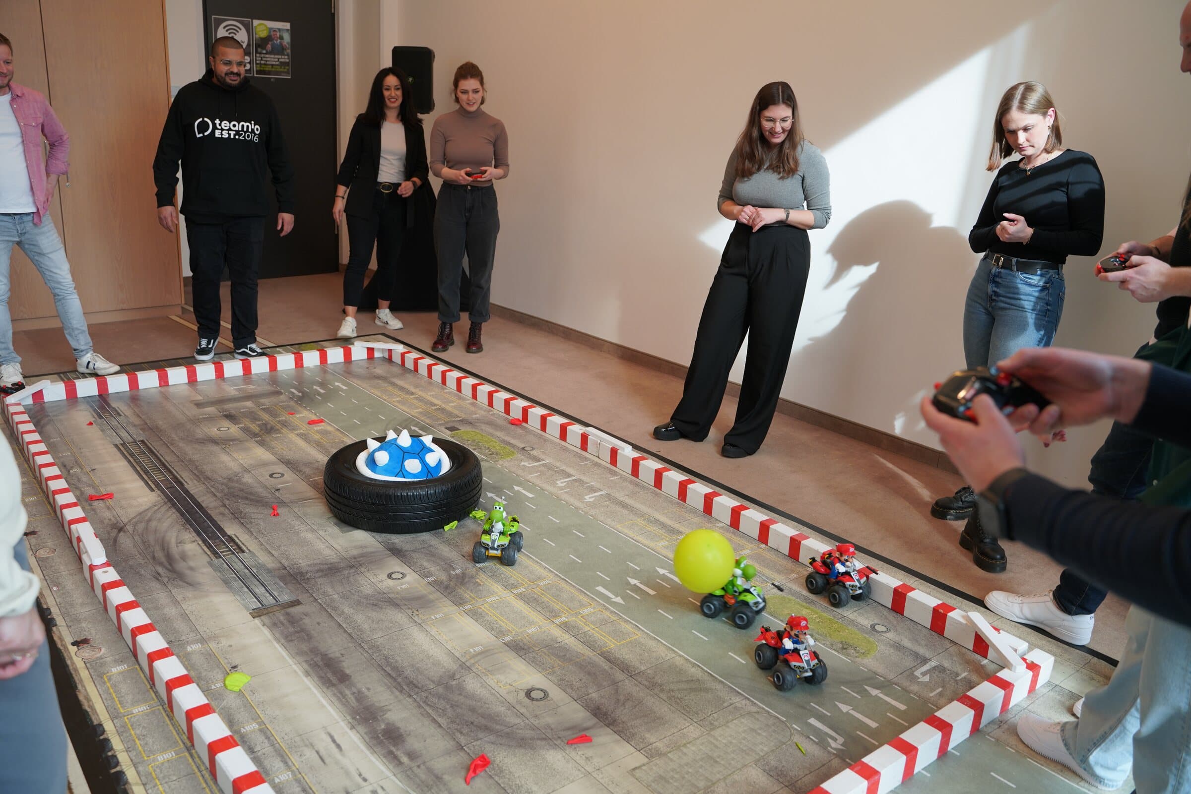Arena der Mario-Kart-Ballonjagd mit RC-Karts und Ballons