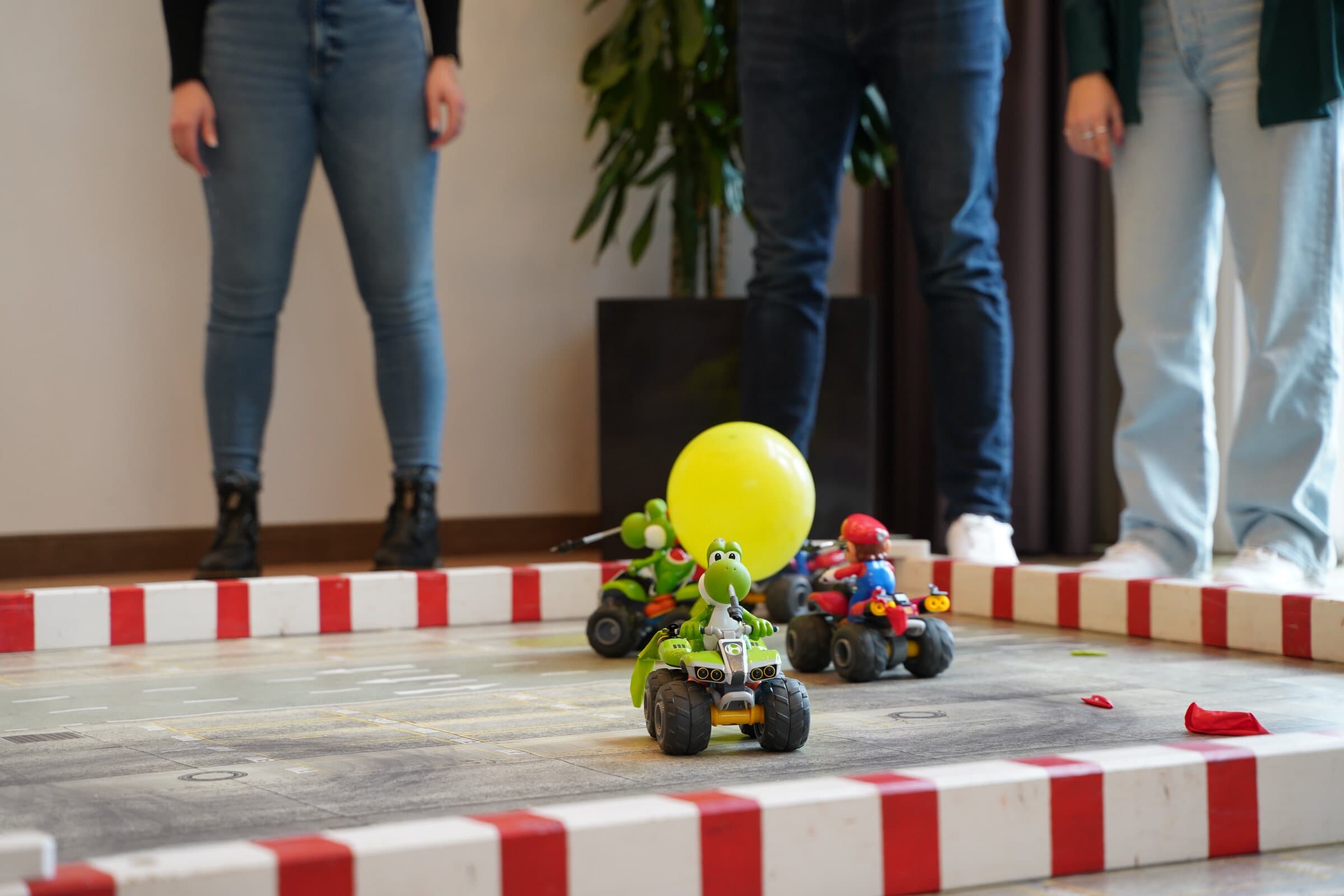 Mario-Kart-RC-Karts mit Ballons in der Arena