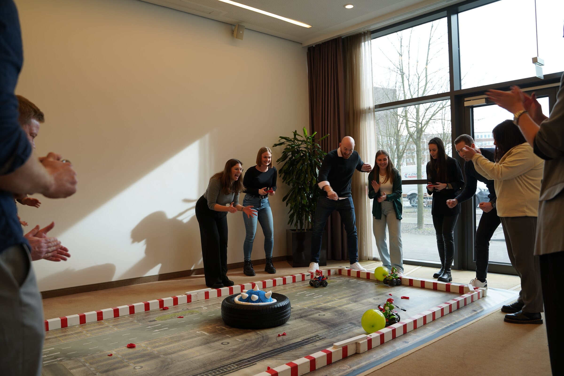 Teilnehmende steuern RC-Karts in der Arena der Mario-Kart-Ballonjagd