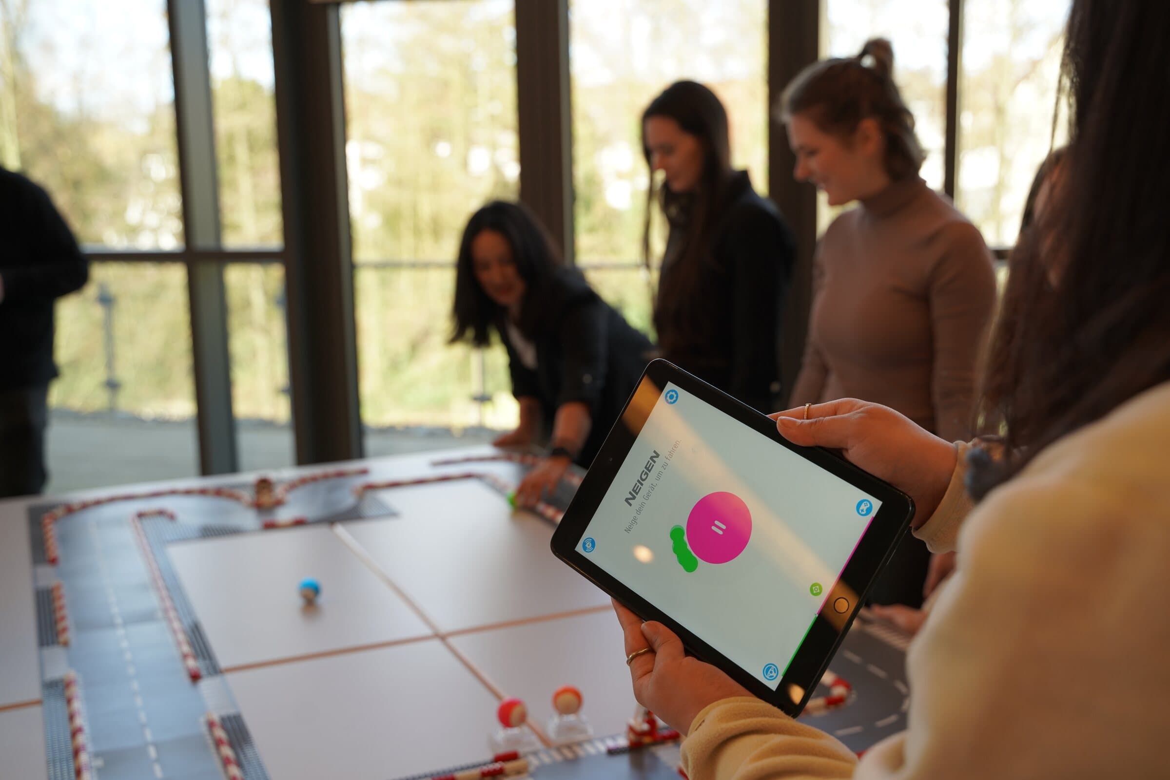 Steuerung eines Sphero-Roboterballs per Tablet an der Rennstrecke