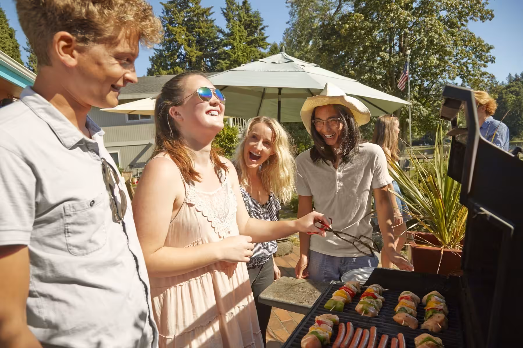 Gruppe von Freunden grillt im Garten