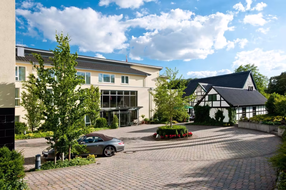 Außenansicht Einfahrt Ramada Hotel Düsseldorf Ratingen