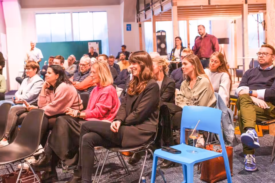 Menschen bei einer Veranstaltung in einem modernen Raum