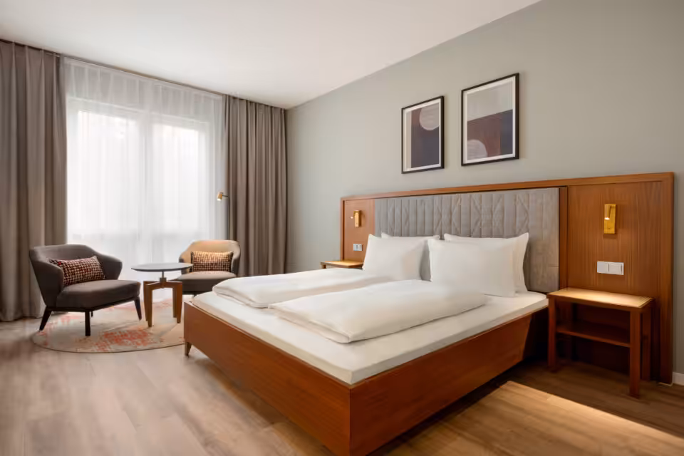 Hotelzimmer mit Bett und Sitzecke