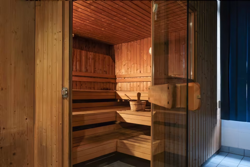 FOUR Essen City Centre - Holzsauna mit Glasfront und Holzeimer