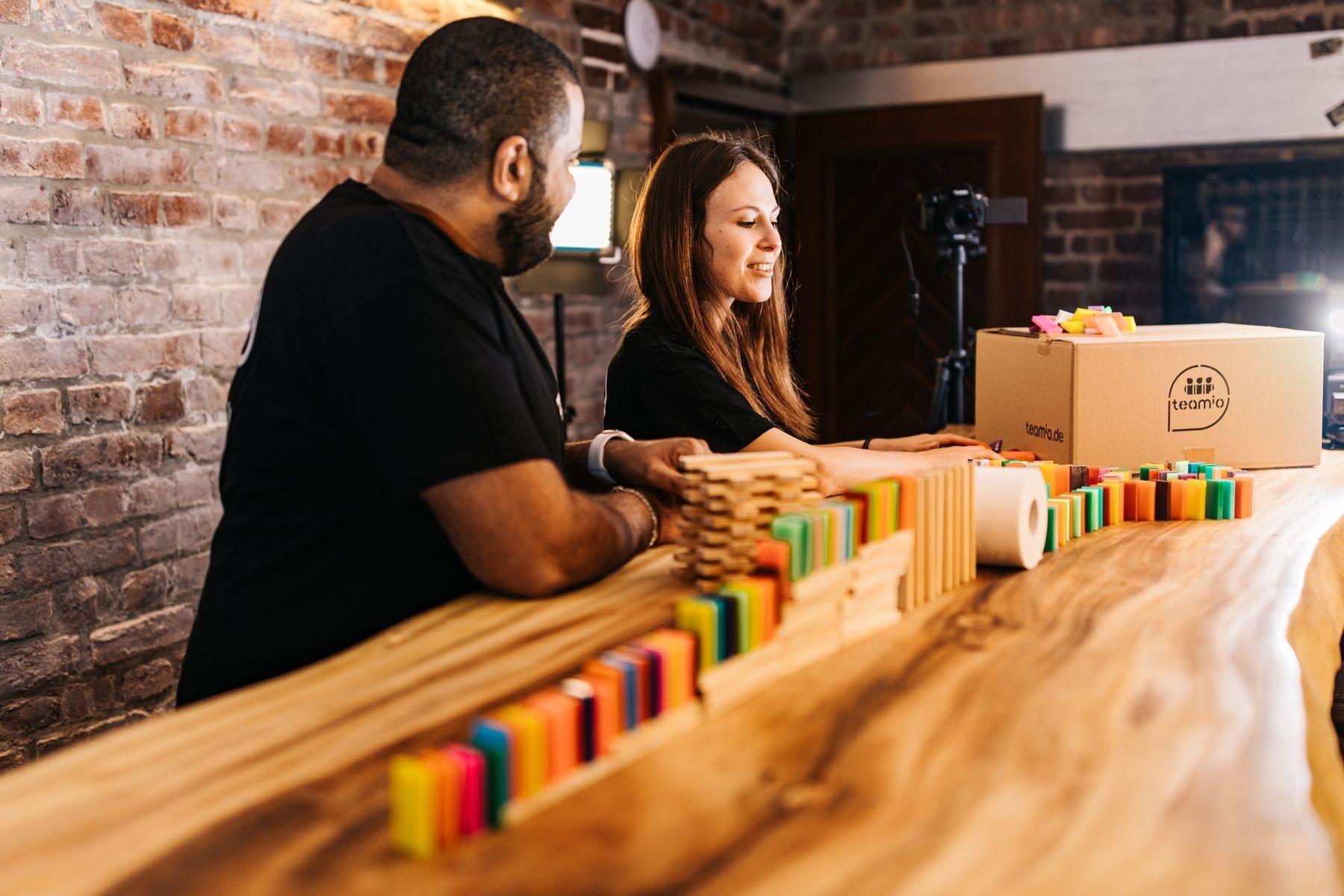 Domino Kettenreaktion als Online Teamevent für Firmen