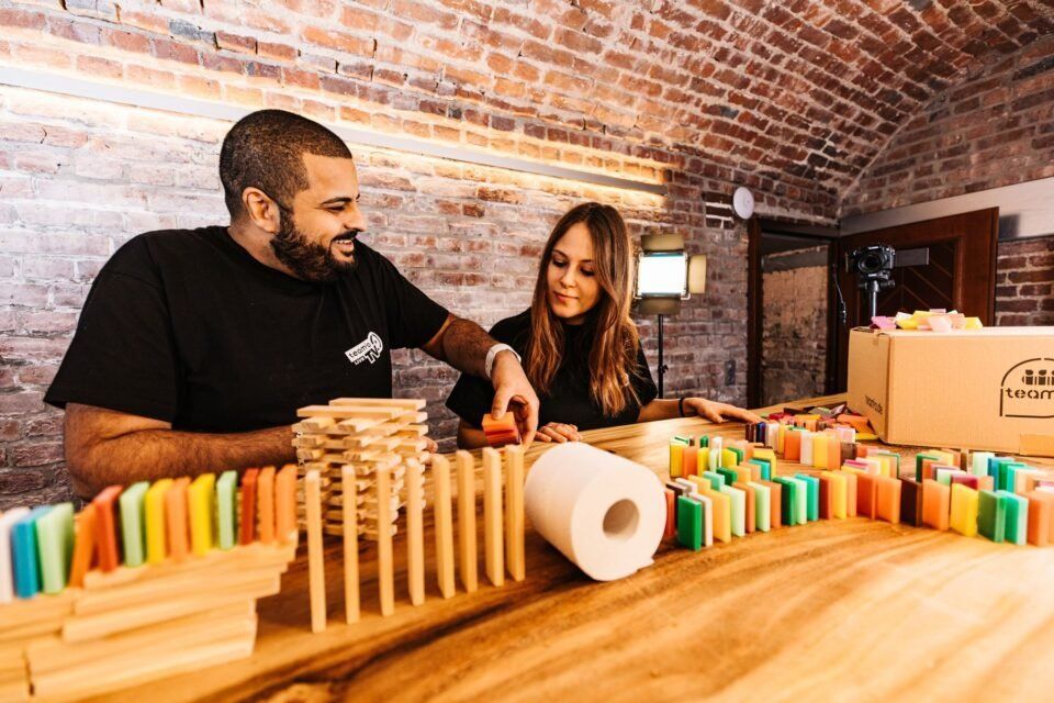 Domino Kettenreaktion als Online Teamevent für Firmen