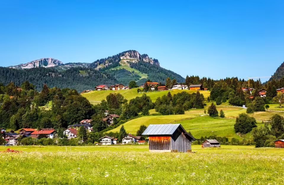 Bayerische Alpen-Landschaft mit Wiesen und Dörfern