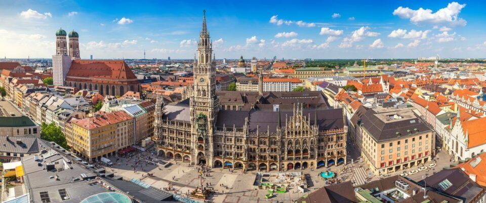 Münchener Rathaus (Bayern) und Stadtansicht bei Tag