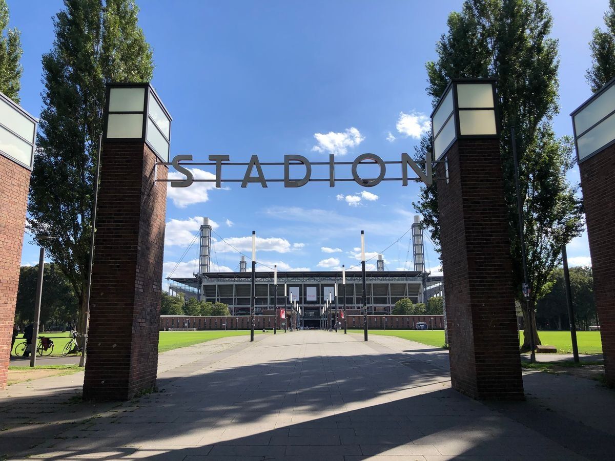 Eingang zum Stadion des FC Köln