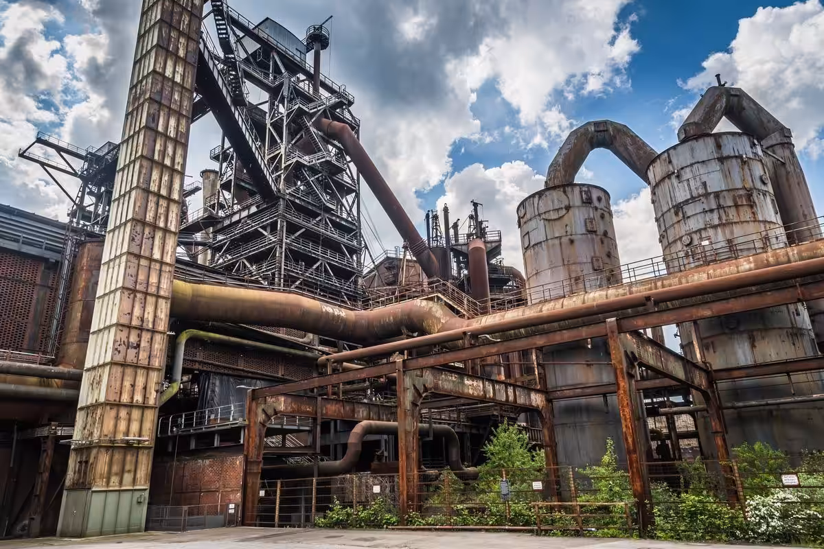 Alte Industrieanlage in Duisburg unter bewölktem Himmel