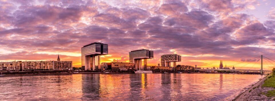 Kölner Kranhäuser bei Sonnenuntergang am Rhein