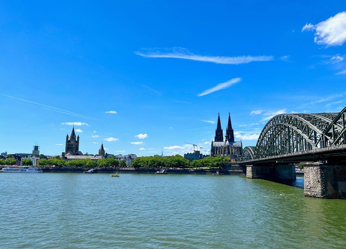 Rheinbrücke und Kölner Dom an sonnigem Tag