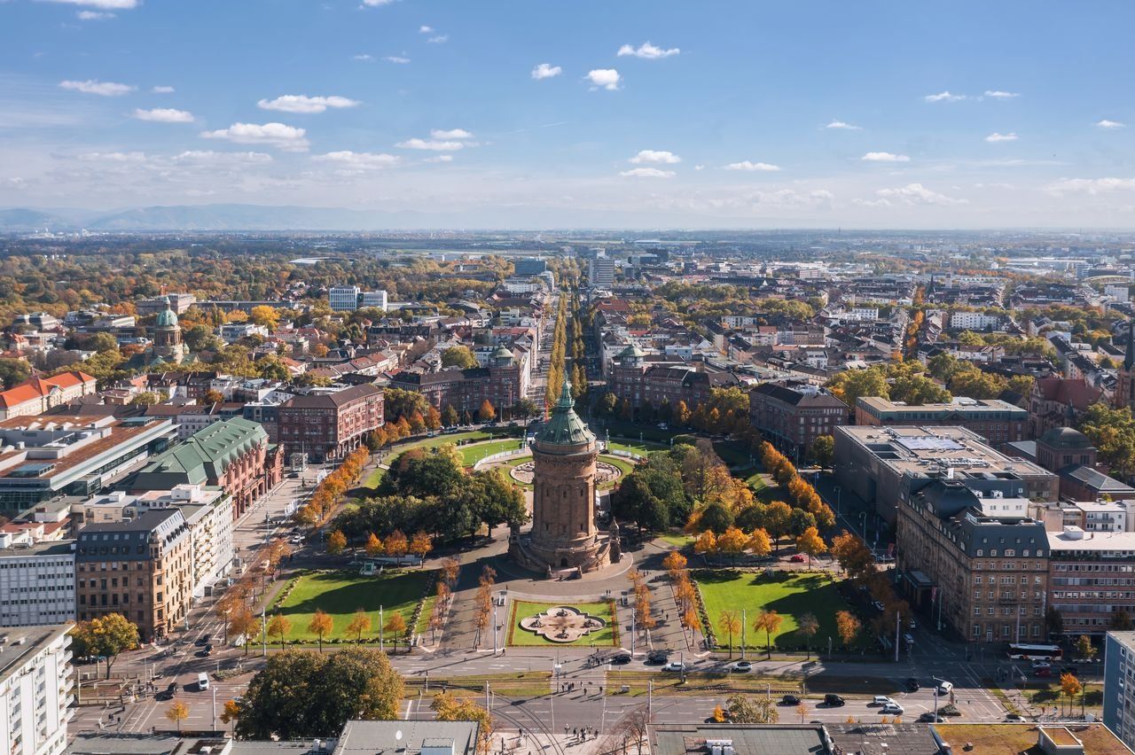 Vogelperspektive auf Mannheim mit Wasserturm im Zentrum.