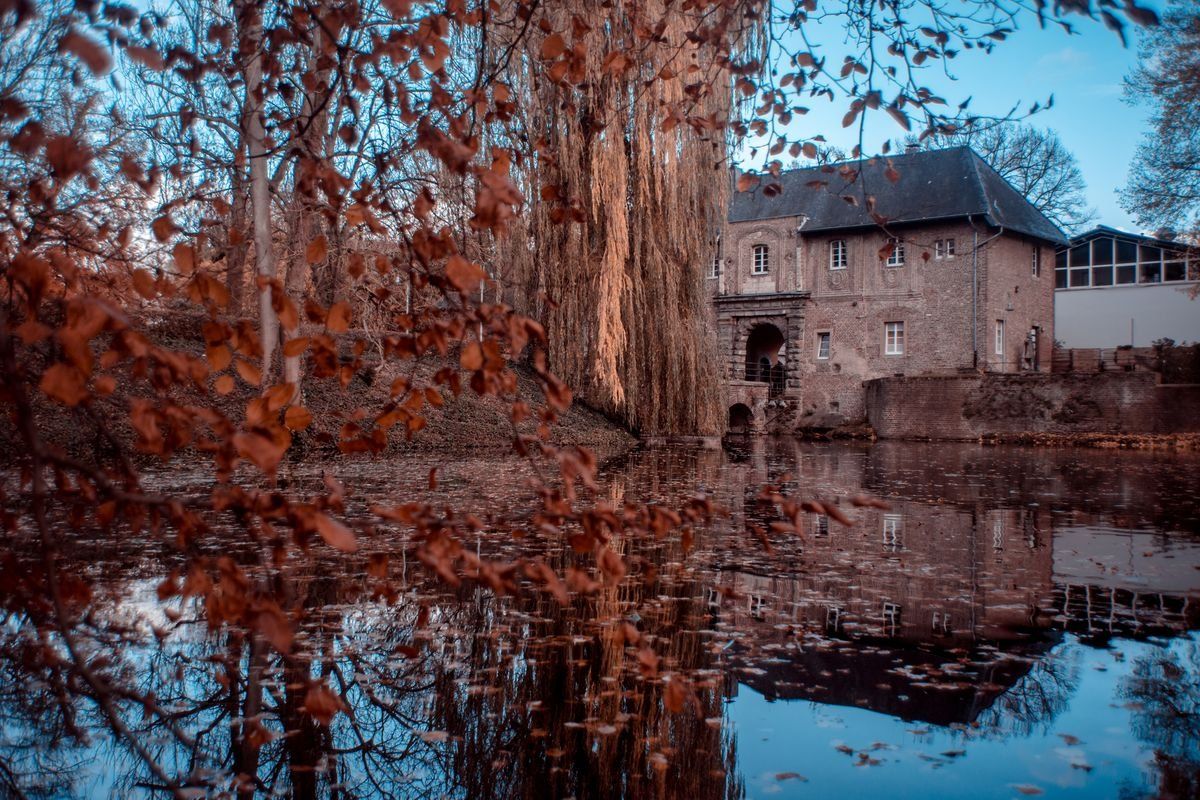 Historisches Haus am Teich im Herbst n Mönchengladbach