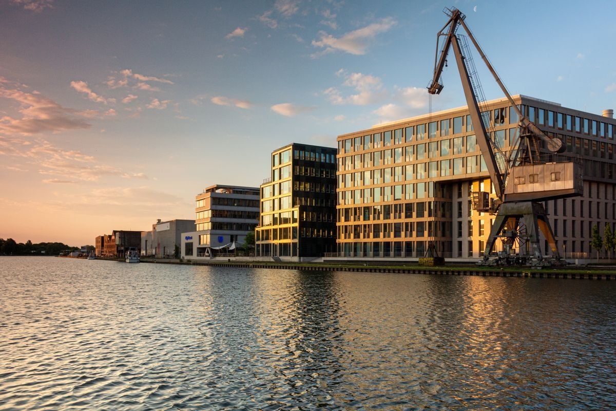 Moderne Gebäude am Wasser bei Sonnenuntergang in Münster