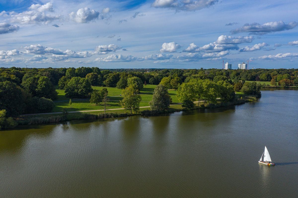 See mit Segelboot und grüner Parklandschaft in Münster