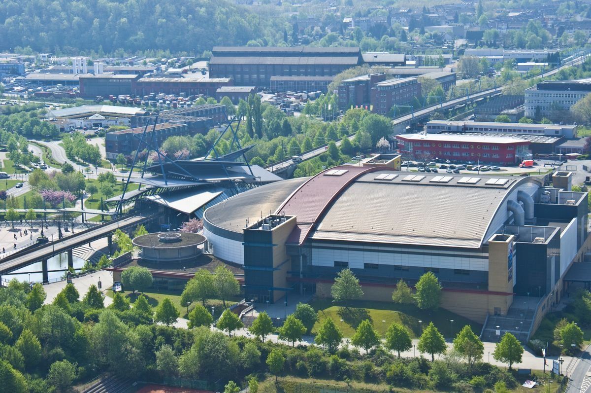Industrielle Gebäude und Hügel in Stadtlandschaft in Oberhausen