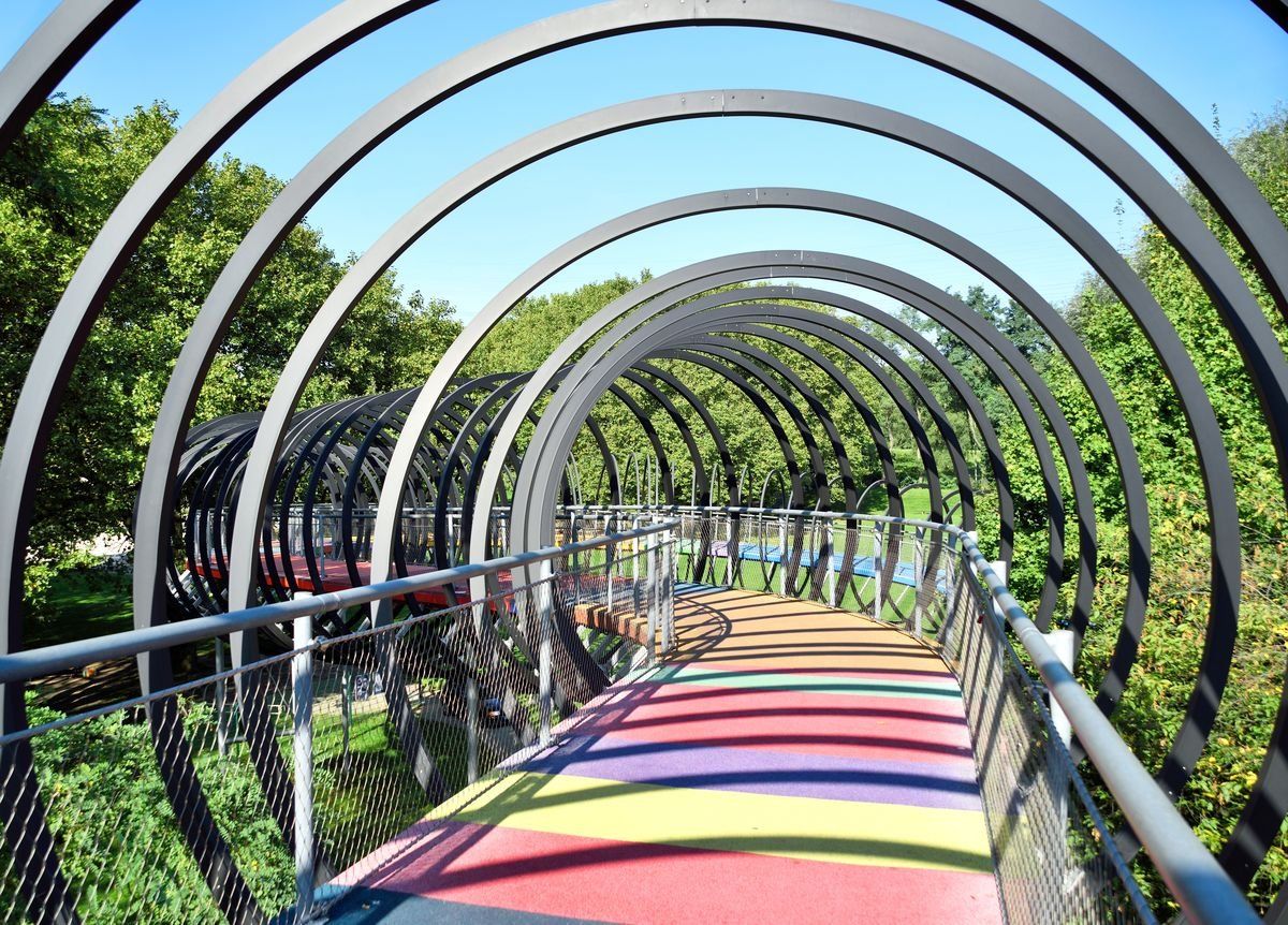Bunte Brücke mit Metallringen im Park in Oberhausen
