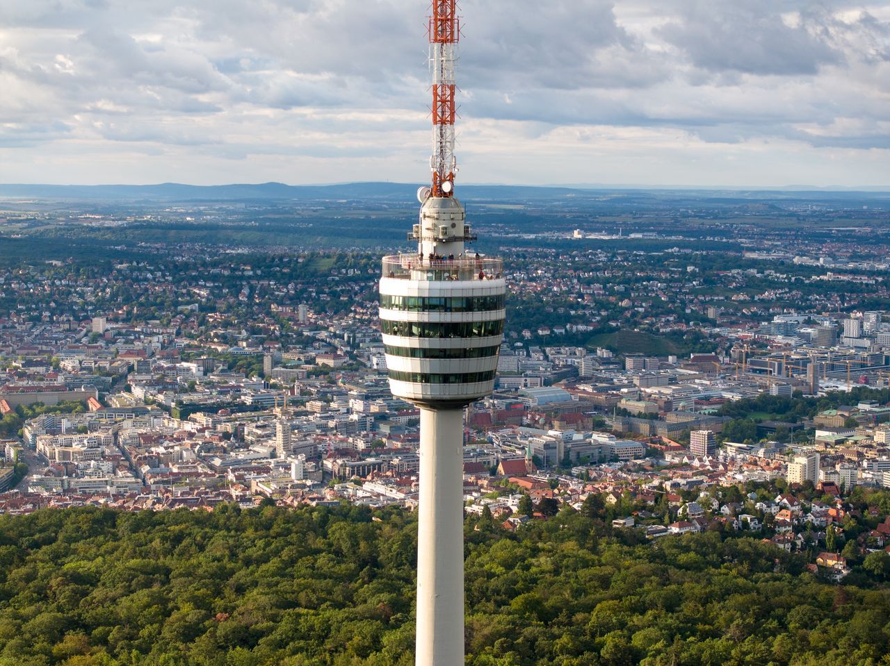 Fernsehturm Stuttgart mit Stadt aus der Vogelperspektive.