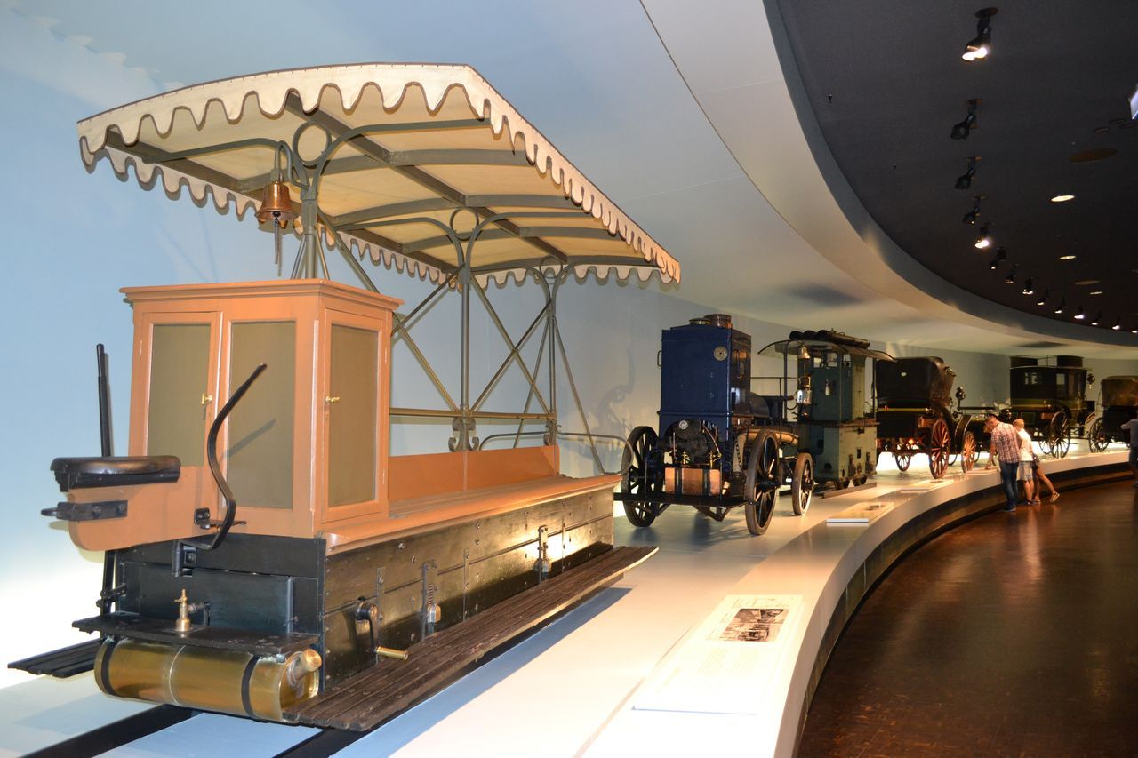 Historische Transportfahrzeuge im Museum ausgestellt